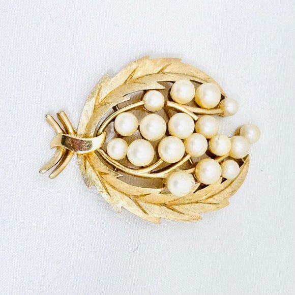 Crown Trifari Laurel Leaf & Faux Pearl Brooch - Picture 6 of 8